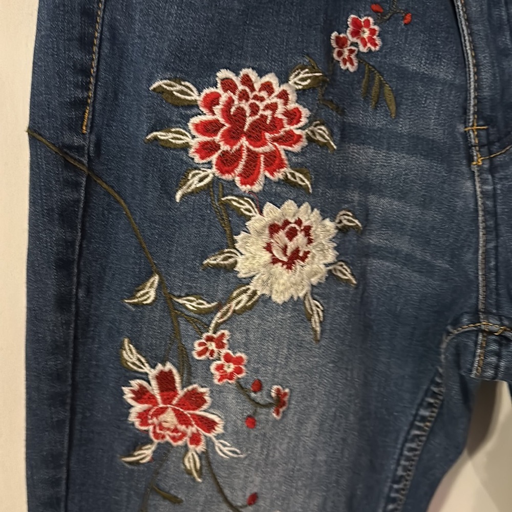 EUC Sandpiper jeans with flower embroidery details. Size 6. Light stretch - Picture 2 of 10